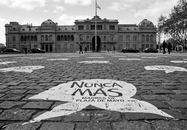 白いスカーフに秘められたストーリー